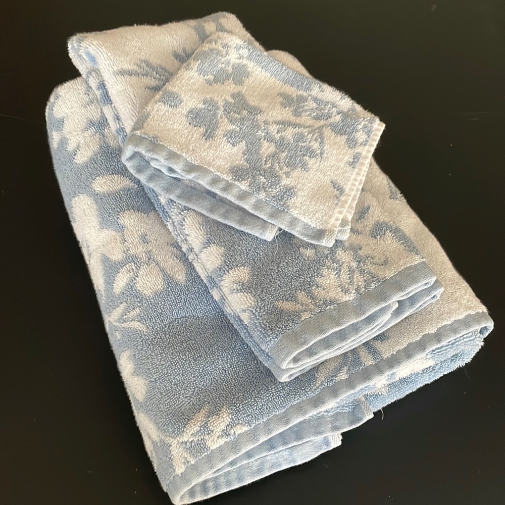 Loft by Loftex spa bath towel set never used